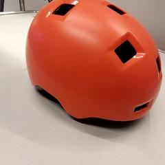 خوذة Casque rouge enfant، كما تم الإبلاغ عنه بواسطة IKEA Paris - Rivoli عبر iLost