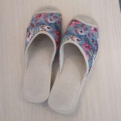 Pantuflas slipp[er, segundo informou Amsterdam ID Aparthotel usando iLost