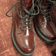 Sabata, segons ha informat ibis Styles Rotterdam Ahoy mitjançant iLost