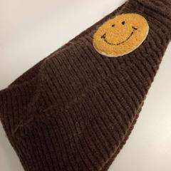 Beanie bruine muts met gele smiley, as reported by HU Amersfoort using iLost