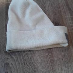 قبعة صغيرة Wit gebreid، كما تم الإبلاغ عنه بواسطة EBS Tramplein عبر iLost