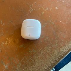Airpod, zoals gemeld door Hotel V Fizeaustraat met iLost