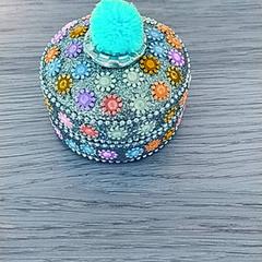 Vari - Doosje geel met pompom, come riportato da Centraal magazijn utilizzando iLost