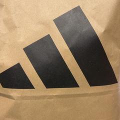 Purchase adidas, jak nahlášeno Designer Outlet Roermond pomocí iLost