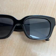 Okulary słoneczne, zgłoszono przez Schönbrunn "Group Center" przy użyciu iLost