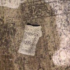 Alfombra Handschoen met bloemetjespatroon, segundo informou Van der Valk Rotterdam Blijdorp usando iLost