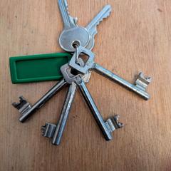 Sleutelbos 1 maart gevonden in onze winkel., jak bylo nahlášeno na iLost