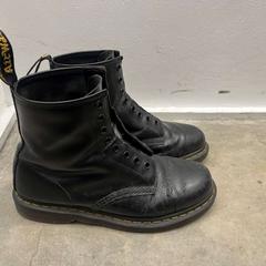 Schoen Black Dr. Martins, zoals gemeld door BANKS Antwerp met iLost