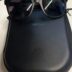 Fejhallgató & Napszemüveg, amint azt Amsterdam ID Aparthotel az iLost segítségével jelentette.