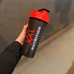 Taza para beber Zwart met rood merk: XXL nutrition, ha sido reportado por Van der Valk Hotel Deventer con iLost