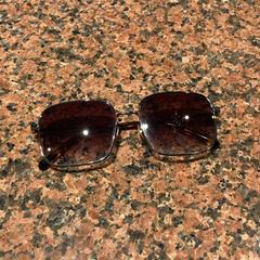 Ulleres de sol, segons ha informat Pathé Nijmegen mitjançant iLost