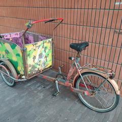 Bakfiets Fietsfabriek, geel-groen beschilderde bak, segons s'ha informat a iLost