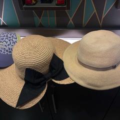 Barret two summer hats and a cap, segons ha informat Leonardo Boutique Museumhotel Amsterdam City Center mitjançant iLost