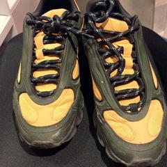 Schoen Orange and green, zoals gemeld door MEININGER Hotel Paris Porte de Vincennes met iLost