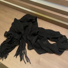 Šátek Sjaal zwart, jak nahlášeno Pathé Arnhem pomocí iLost