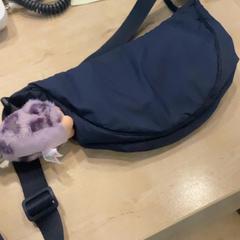 Táska Blue, amint azt MEININGER Hotel Budapest Great Market Hall az iLost segítségével jelentette.