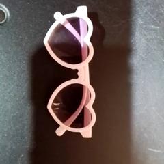 Des lunettes de soleil Roze hartjeszonnebril, a été signalé par Apenheul utilisant iLost