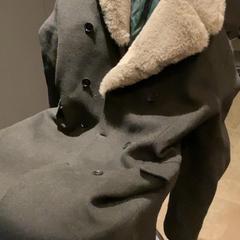 Kabát long, with fur on the collar area at the top, ako bolo nahlásené MEININGER Hotel Amsterdam City West pomocou iLost