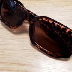 Eguzkitako betaurrekoak Bruin, gisa salatu by Qbuzz Fryslân iLost erabiliz