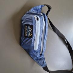 Blauw heuptasje met inhoud, come riportato a iLost