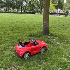 Rode speelgoed auto sportwagen, jak bylo nahlášeno na iLost