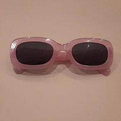 Gafas de sol Roze, segundo informou Van der Valk Hotel Schiphol usando iLost