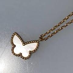 Women Gold Necklace with butterfly a été signalé sur iLost