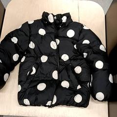 Gyermek dzseki Winterjasje zwart met stippen, amint azt IKEA Groningen az iLost segítségével jelentette.