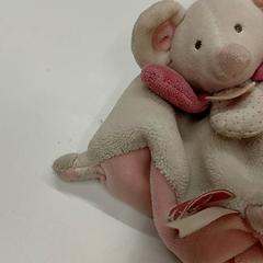 Peluche pulseira blanc et rose, como reportado por IKEA Clermont Ferrand utilizando o iLost