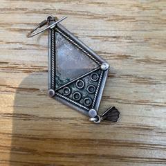 Boucle d'oreille, a été signalé par Rijksmuseum van Oudheden utilisant iLost