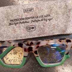 Ulleres graduades, segons ha informat Rotterdam The Hague Airport mitjançant iLost