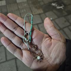 Teal and gold bracelet, segons s'ha informat a iLost