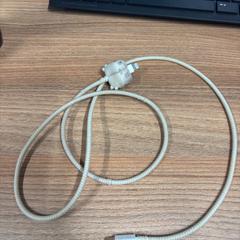 شاحن آيفون white، كما تم الإبلاغ عنه بواسطة Vrije Universiteit Brussel (VUB) عبر iLost