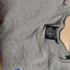 T shirt Grey, som rapportert av The Dominican ved bruk av iLost