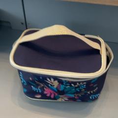Poltsa Beauty bag/toileteries bag, gisa salatu by MEININGER Hotel Amsterdam Amstel iLost erabiliz