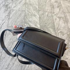 Kleine zwarte schoudertas / NS, som rapportert til iLost