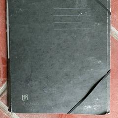 Material escolar - Schoolmap Zwart, como reportado por Regio Oost-Vlaanderen utilizando o iLost