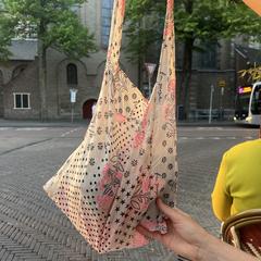 Stoftas met kleding, amint azt az iLostnak jelentették.