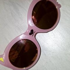 Occhiali da sole, come riportato da Qbuzz DMG utilizzando iLost