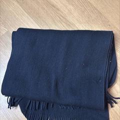 Šála tmave modra sala, som rapportert av IKEA Brno ved bruk av iLost