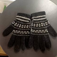 Guanti, come riportato da IKEA Strasbourg utilizzando iLost