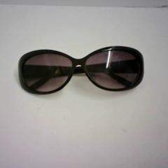 Gafas de sol zwart, ha sido reportado por Bobbejaanland con iLost