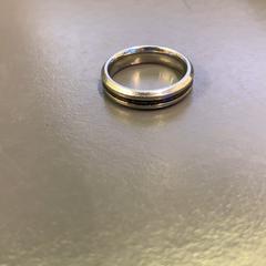 Ring zilver/zwart, zoals gemeld door Eindhoven Airport met iLost