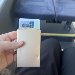 Rosé kleurig pasjeshouder, jak bylo nahlášeno na iLost