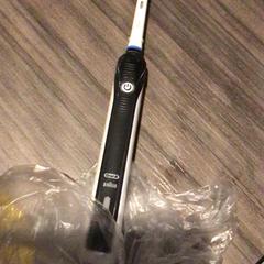 Elektrický zubní kartáček Oral b, jak nahlášeno Van der Valk Hotel Zwolle pomocí iLost