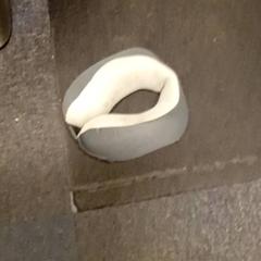 Almofada & Aquecedor de pescoço, como reportado por Mövenpick Hotel Amsterdam City Centre utilizando o iLost