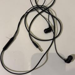 Oortjes met draad Phillips zwart، كما تم الإبلاغ عنه بواسطة Pathé de Kuip عبر iLost