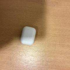 Custodia per airpods, come riportato da Qbuzz U-OV utilizzando iLost