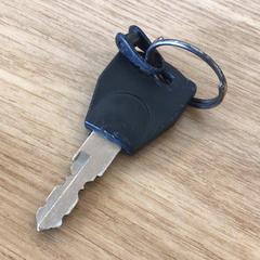 İLost kullanarak Gemeente Alkmaar tarafından bildirildiği gibi Bisiklet anahtarı Zwart met ringetje