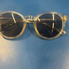 Óculos de sol, como reportado por IKEA福岡新宮 utilizando o iLost